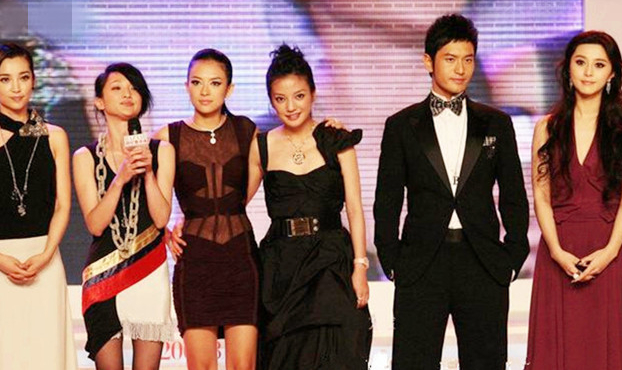 贾玲鹿晗对比照_娱乐圈明星合照分析_娱乐圈最诡异合影