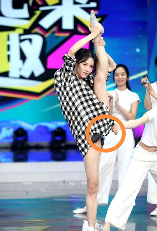 台上一分钟台下十年功 女明星劈叉照片大盘点