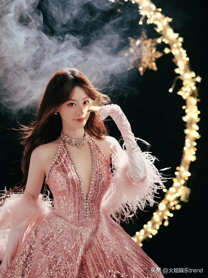 晚装女明星_暗夜玫瑰气质_红露肩晚礼服