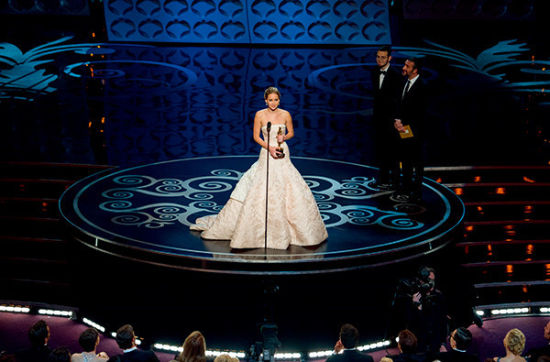 2011年2月27日，好莱坞柯达影院，詹妮弗·劳伦斯凭《乌云背后的幸福线》获得第83届奥斯卡奖最佳女主角。