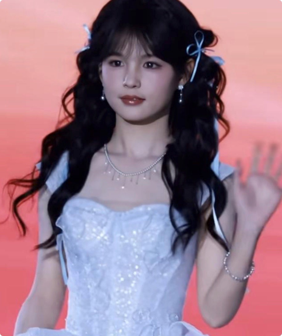 短剧红毯穿搭分析_短剧演员红毯造型_女明星 发型