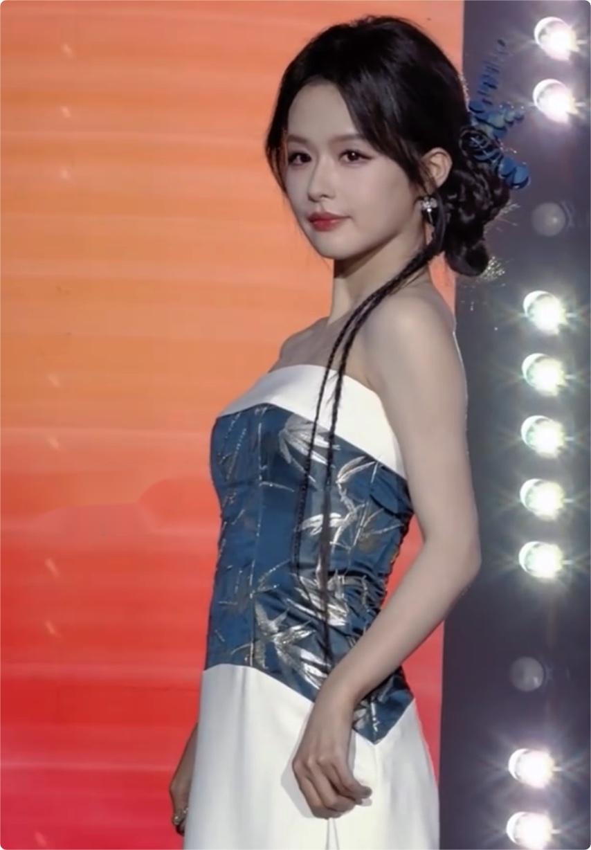 短剧红毯穿搭分析_女明星 发型_短剧演员红毯造型